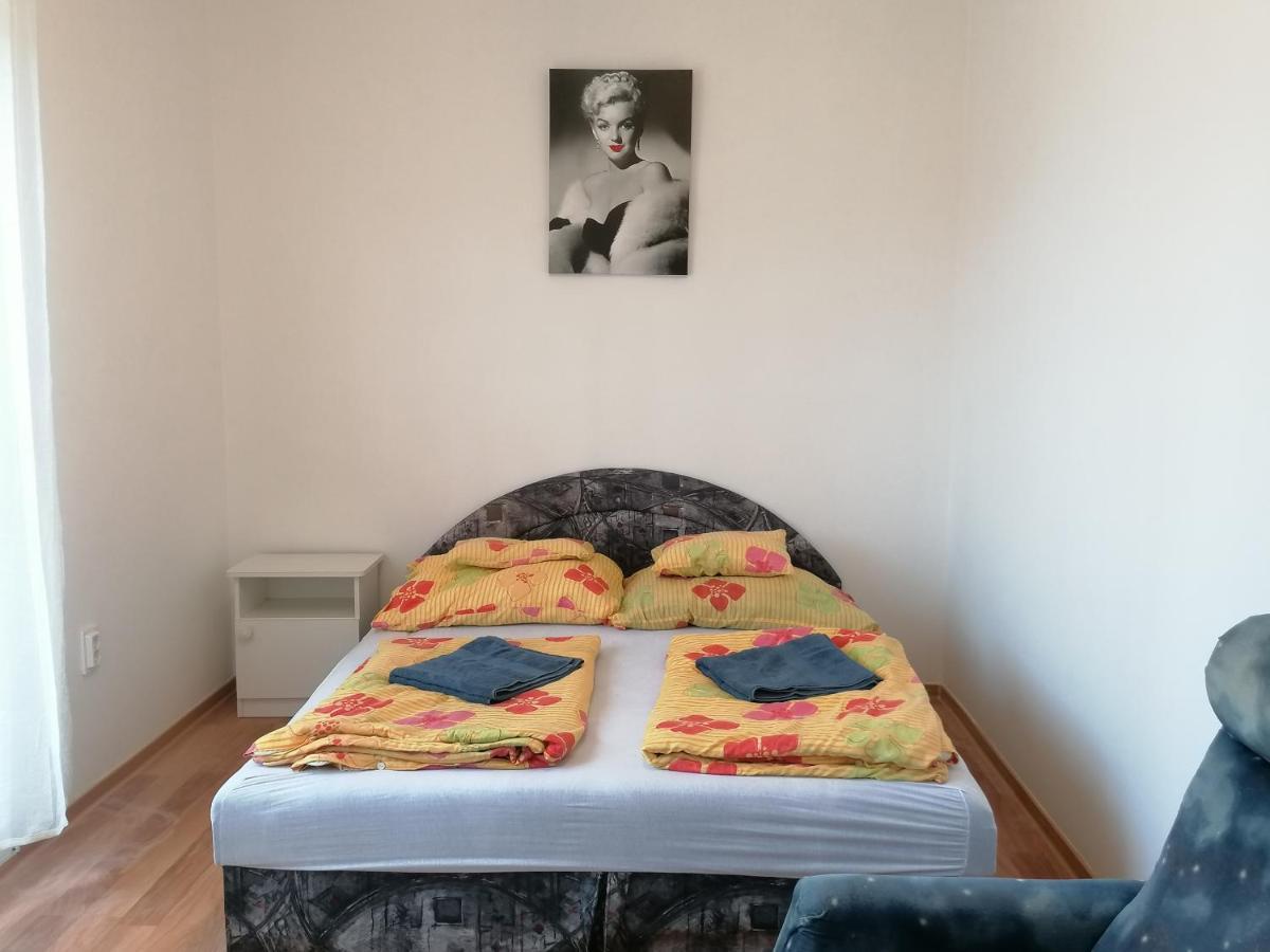 Family House Villa Егер Екстериор снимка