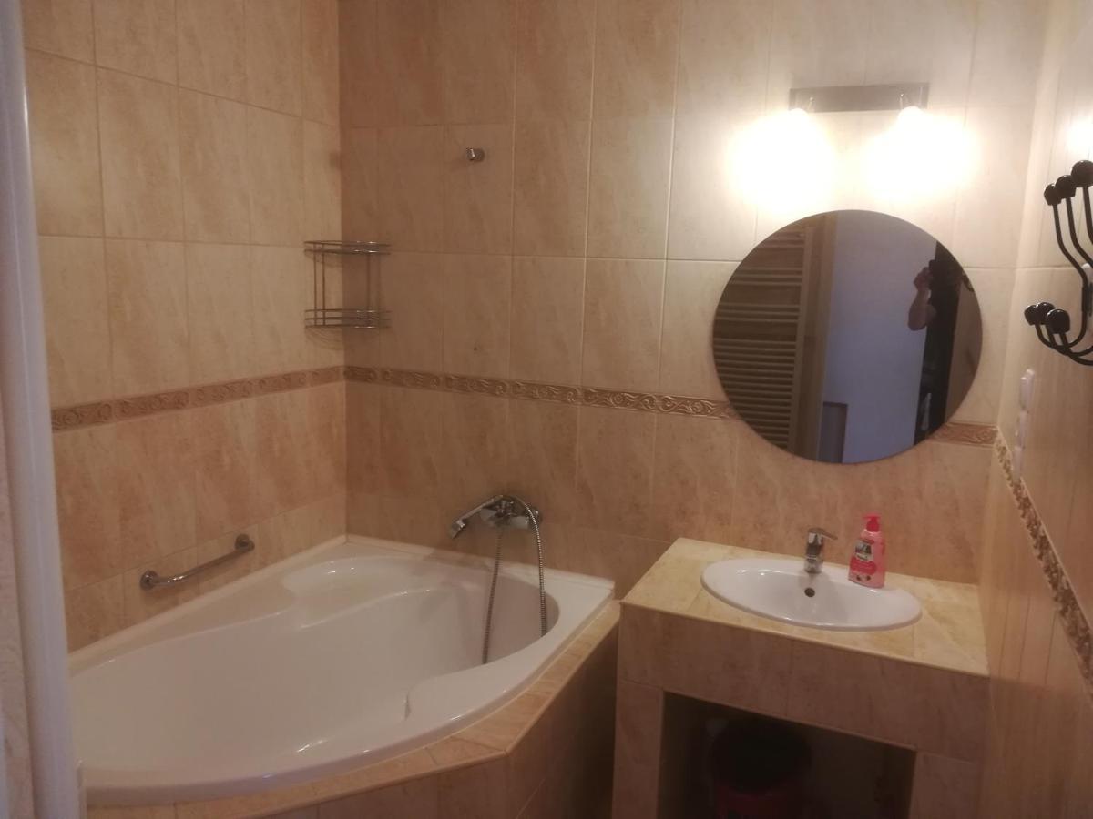 Family House Villa Егер Екстериор снимка